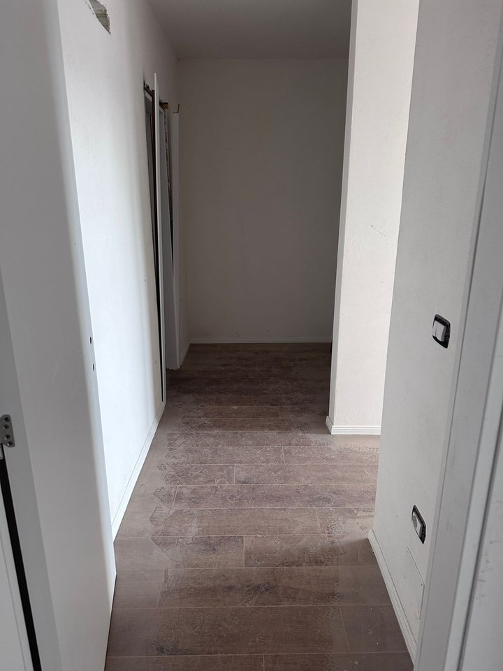 APARTAMENT 2+1 NË SHITJE – KOMPLEKSI TURDIU, FUSHA E AVIACIONIT