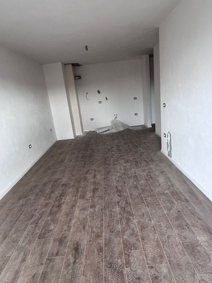 APARTAMENT 2+1 NË SHITJE – KOMPLEKSI TURDIU, FUSHA E AVIACIONIT