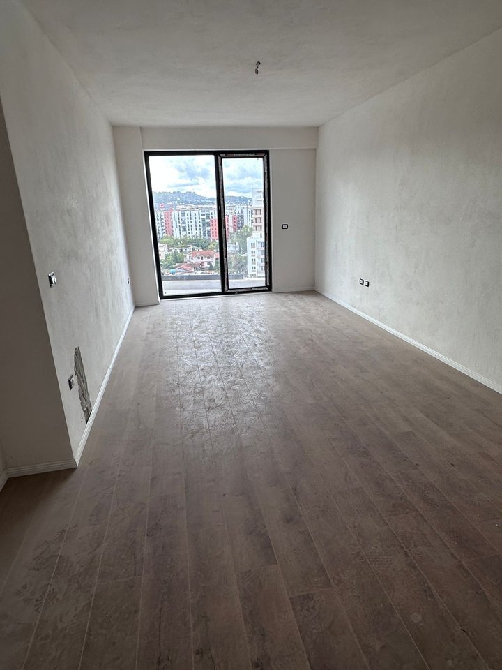 APARTAMENT 2+1 NË SHITJE – KOMPLEKSI TURDIU, FUSHA E AVIACIONIT