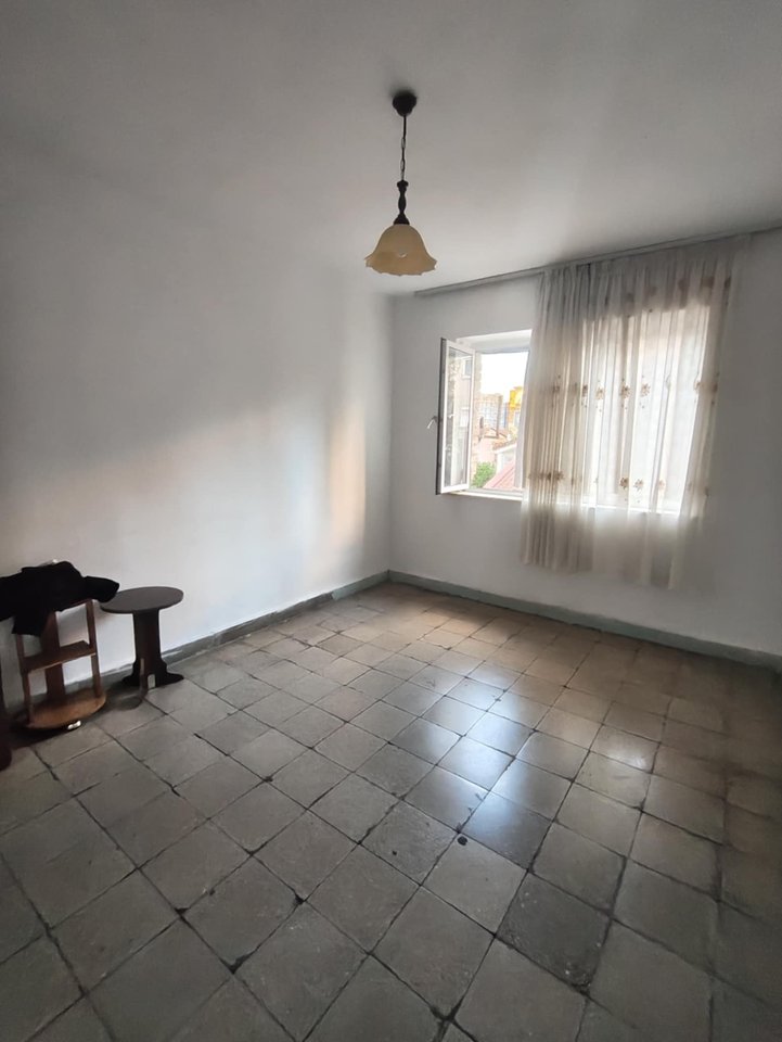 ME QIRA – APARTAMENT 2+1 + BALLKON – RR. FERRIT XHAIKO (ISH RESTORANT DURRESI)