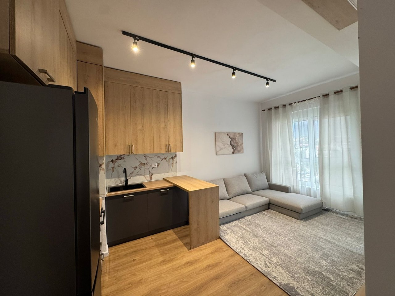 ME QIRA – APARTAMENT 1+1 + BALLKON – KOMPLEKSI KADIU, ALI DEMI