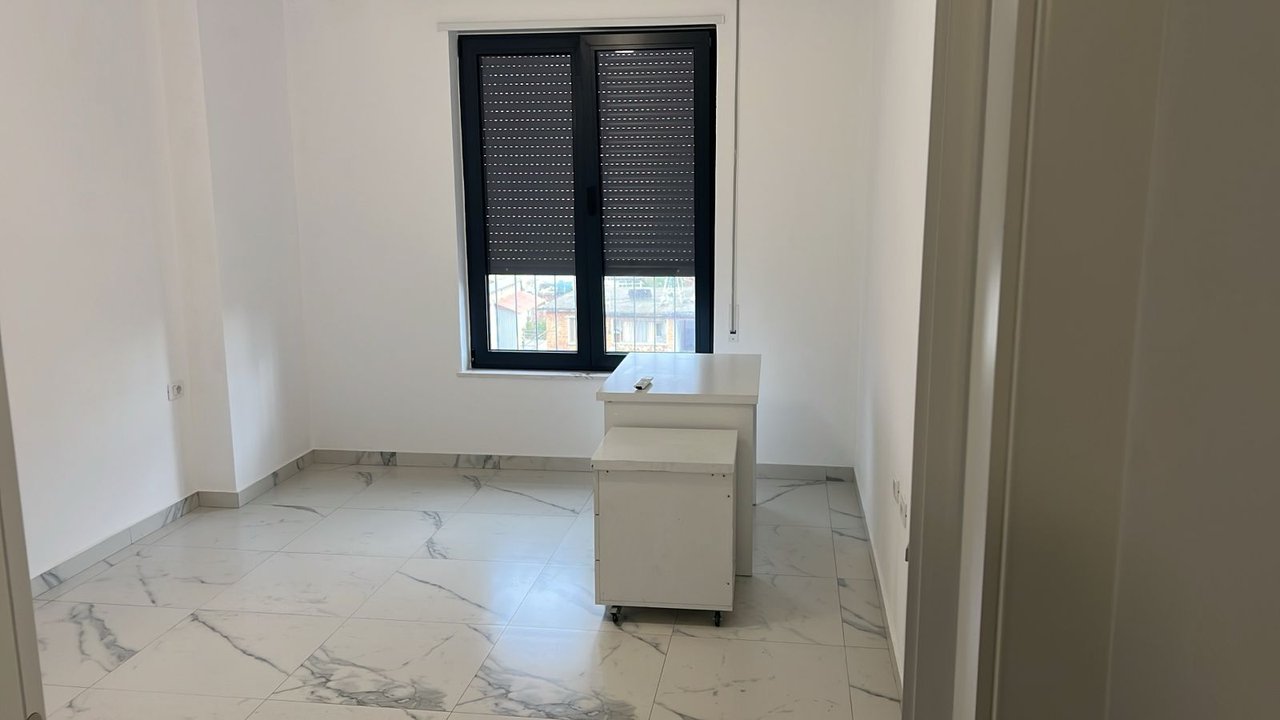 🏢 AMBIENTE PER UFFICIO/AFFARI – STAZIONE DEI TRENI