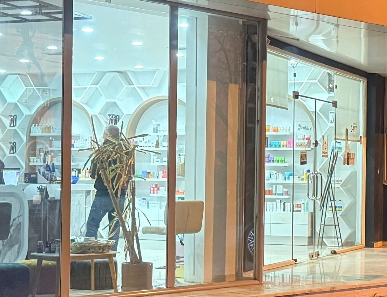 DYQAN ME QIRA – RRUGA FROSINA PLAKU, ISH PARKU