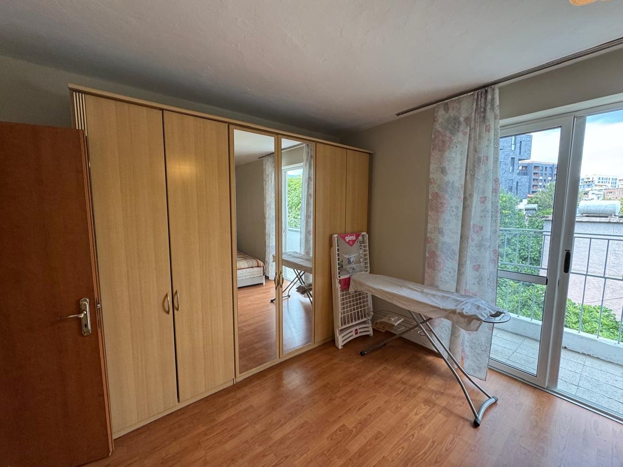 APARTAMENT ME QIRA 2+1+ANEKS – RRUGA “FADIL RADA” (PAZARI I RI)