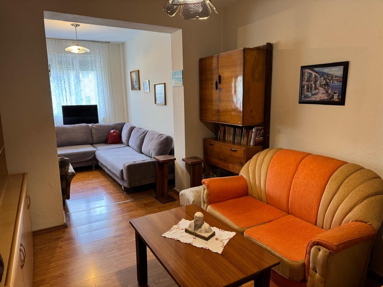APARTAMENT ME QIRA 2+1+ANEKS – RRUGA “FADIL RADA” (PAZARI I RI)