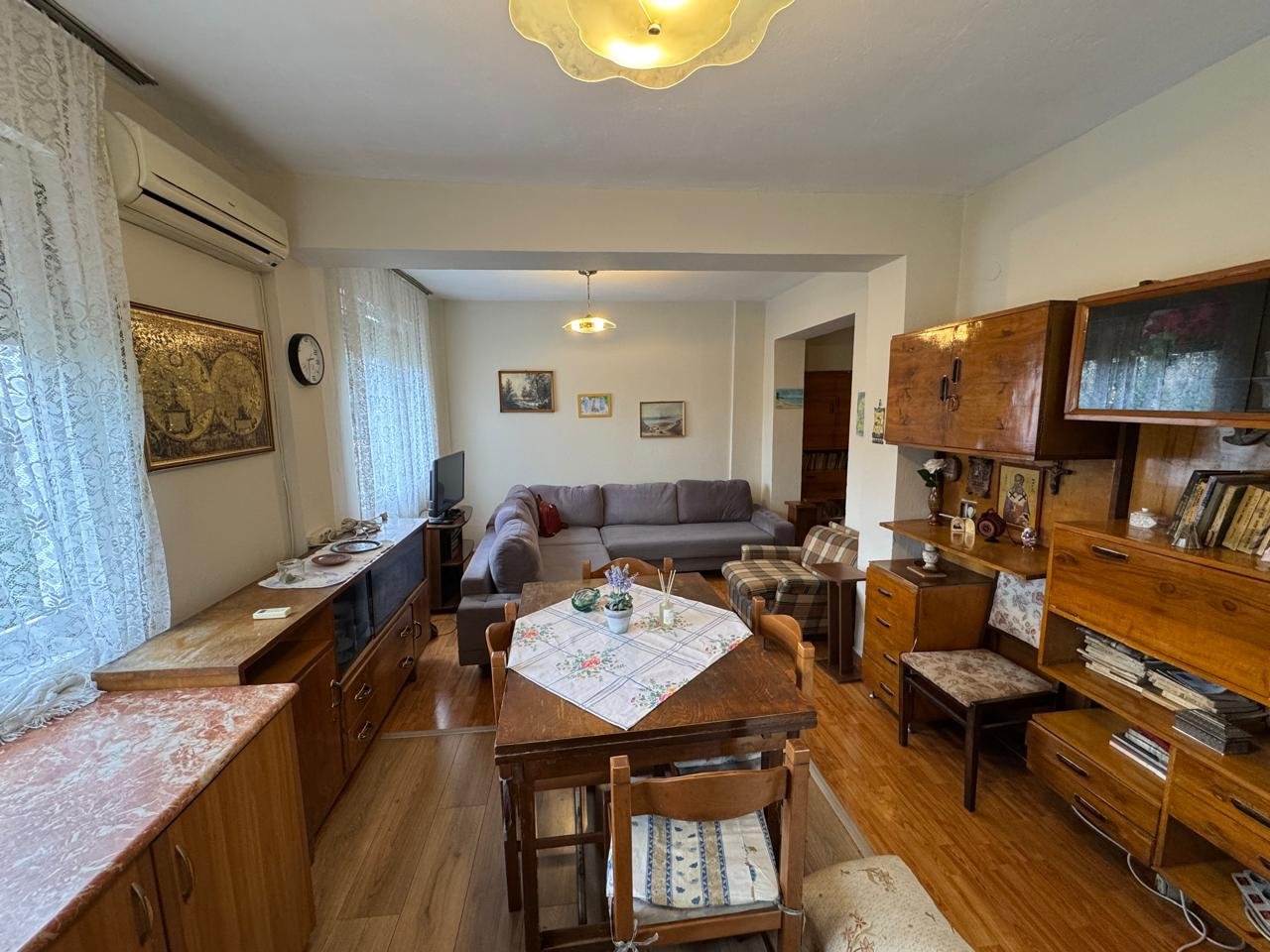 APARTAMENT ME QIRA 2+1+ANEKS – RRUGA “FADIL RADA” (PAZARI I RI)