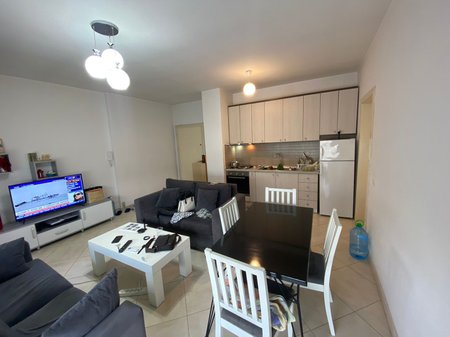 🏡 APARTAMENT 1+1 ME QIRA – RRUGA 5 MAJI, PËRBALLË SHKOLLËS “TIRANA JONË”