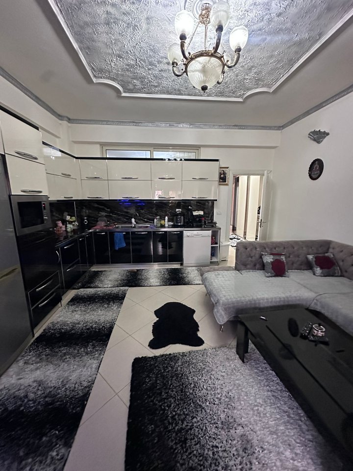 VENDESI APPARTAMENTO 1+1 – FRESCO, VICINO AL FORNO EUROPA