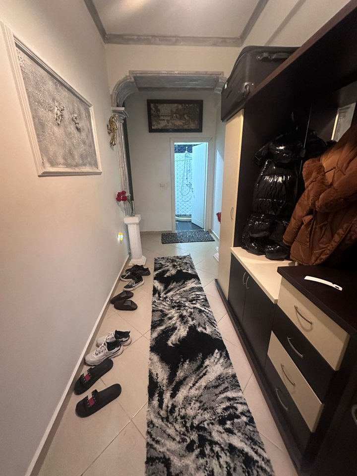 VENDESI APPARTAMENTO 1+1 – FRESCO, VICINO AL FORNO EUROPA