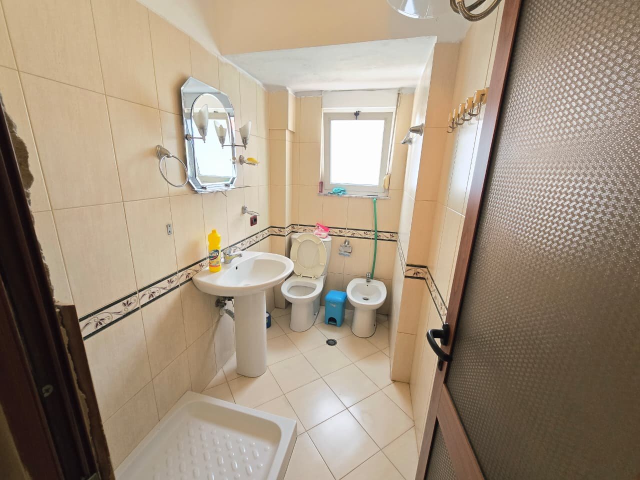 🏡 JEPET ME QERA APARTAMENT 1+1 – RR. FERIT XHAJKO (PËRBALLË TREGUT TË MEDRESESË) 🏡