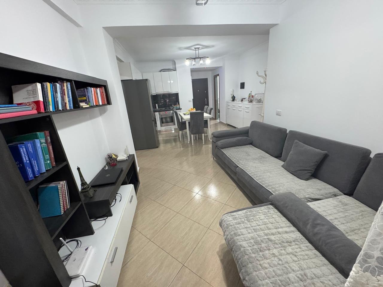 SHITET APARTAMENT 3+1+2 – ASTIR, PRANË RRETHRROTULLIMIT