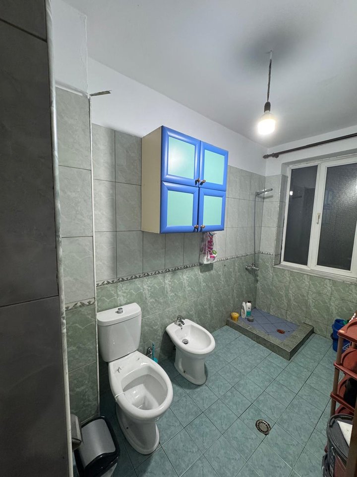 SHITET APARTAMENT 3+1+2 – ASTIR, PRANË RRETHRROTULLIMIT