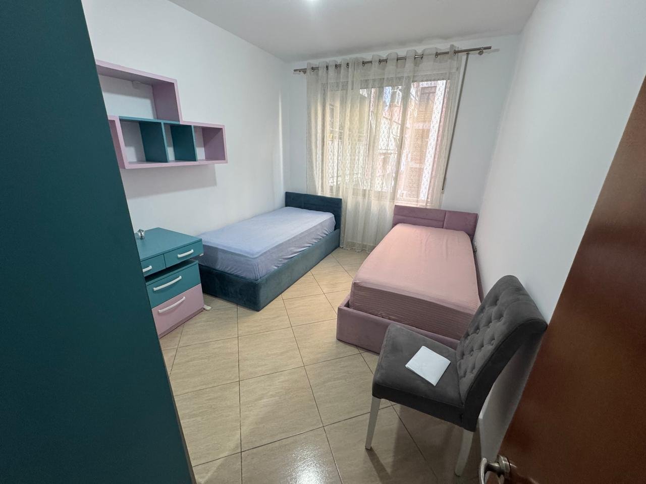 SHITET APARTAMENT 3+1+2 – ASTIR, PRANË RRETHRROTULLIMIT