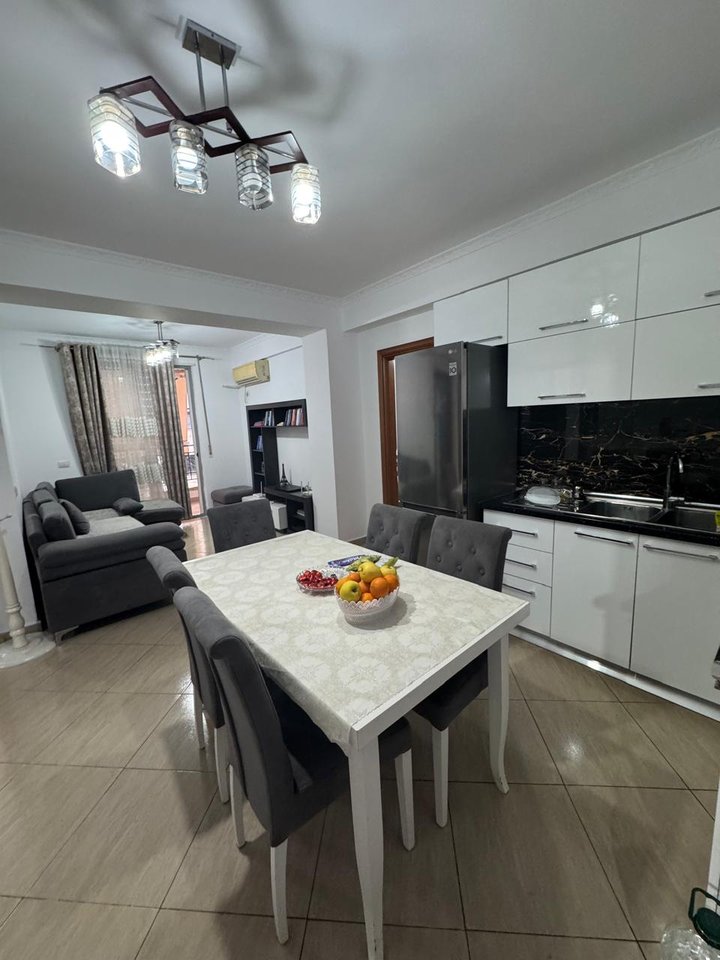 SHITET APARTAMENT 3+1+2 – ASTIR, PRANË RRETHRROTULLIMIT