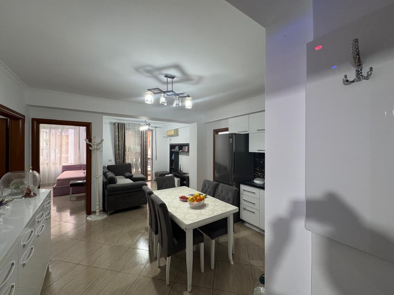 SHITET APARTAMENT 3+1+2 – ASTIR, PRANË RRETHRROTULLIMIT