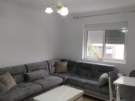 APARTAMENT 1+1 ME QIRA – VARRI I BAMIT (KRYQËZIMI I SPITALIT, PASTICERI LIKA)