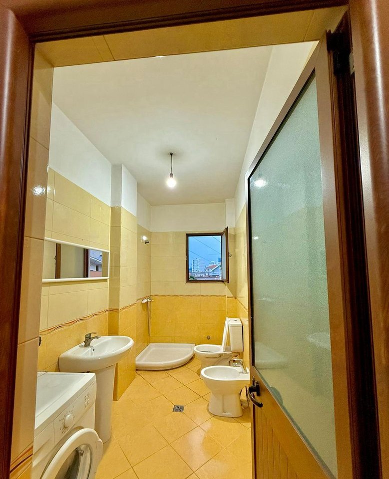 APARTAMENT 1+1 ME QIRA – 21 DHJETORI (PRANË KOMPLEKSIT MAGNET)