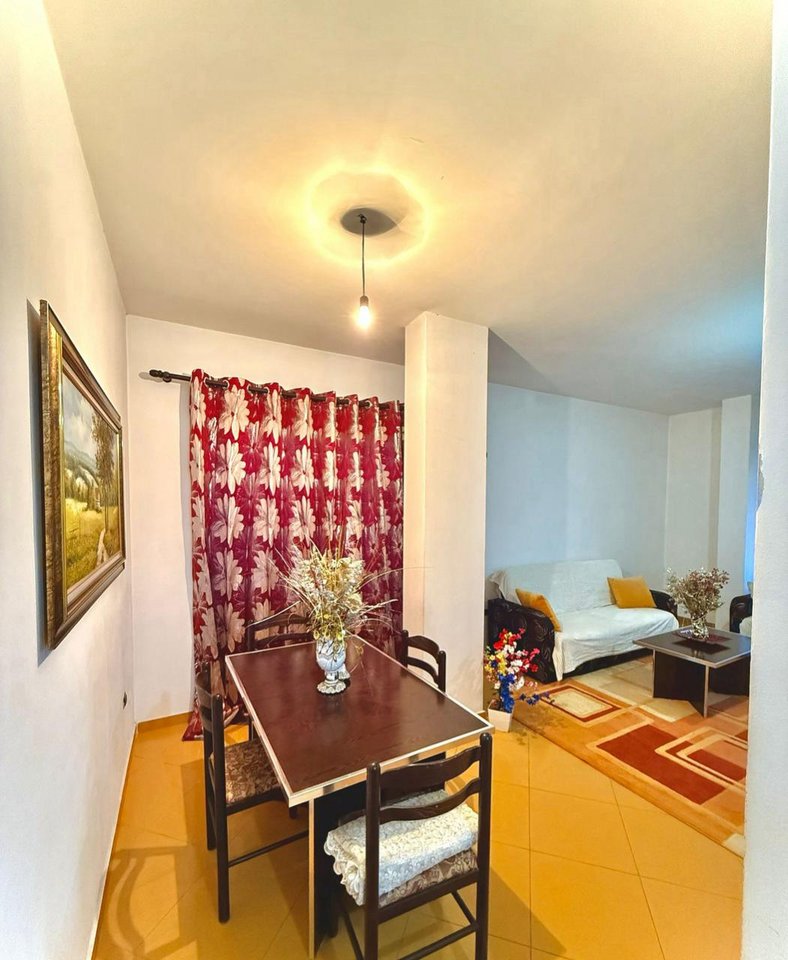 APARTAMENT 1+1 ME QIRA – 21 DHJETORI (PRANË KOMPLEKSIT MAGNET)