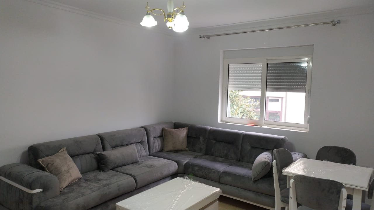 APARTAMENT 1+1 ME QIRA – VARRI I BAMIT (KRYQËZIMI I SPITALIT, PASTICERI LIKA)