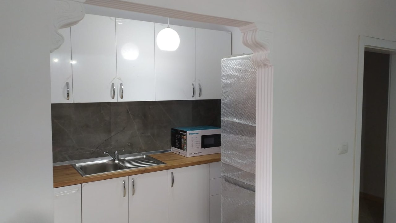 APARTAMENT 1+1 ME QIRA – VARRI I BAMIT (KRYQËZIMI I SPITALIT, PASTICERI LIKA)