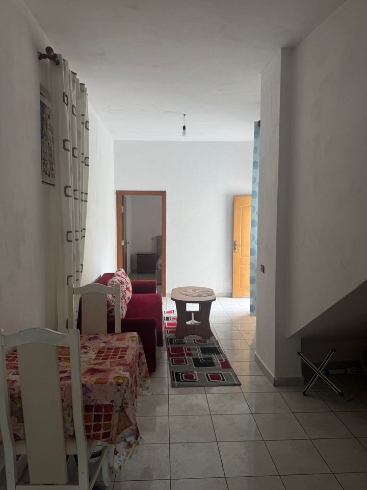 APARTAMENT 1+1 ME QIRA – RR. “SIRI KODRA” (PRANË NËNSTACIONIT ELEKTRIK)