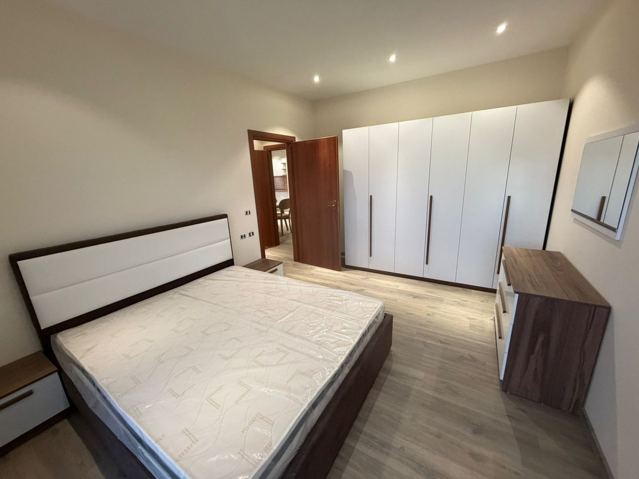 APARTAMENT 3+1+2 ME QIRA – PAZARI I RI