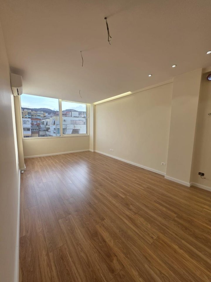 SHITET APARTAMENT 1+1 – KOMUNA E PARISIT (PRANË KRISTAL CENTER)