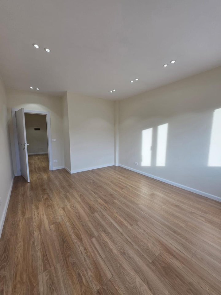 SHITET APARTAMENT 1+1 – KOMUNA E PARISIT (PRANË KRISTAL CENTER)