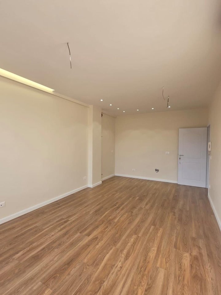 SHITET APARTAMENT 1+1 – KOMUNA E PARISIT (PRANË KRISTAL CENTER)