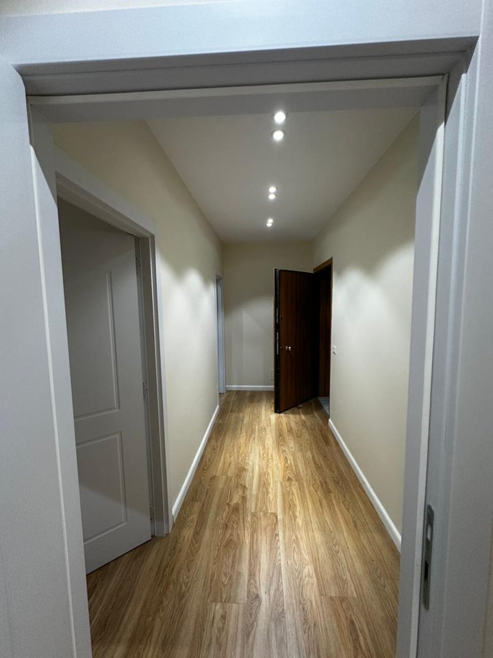 SHITET APARTAMENT 1+1 – KOMUNA E PARISIT (PRANË KRISTAL CENTER)