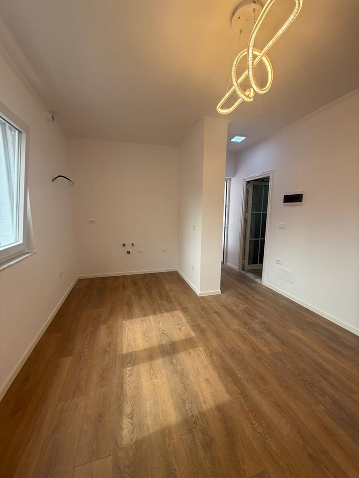 SHITET APARTAMENT 1+1 – SHKOLLA E KUQE