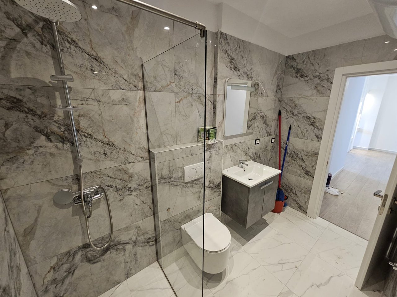 SHITET GARSONIERE – ZOGU I ZI (PRANË UNIVERSITETIT TË SPORTEVE)