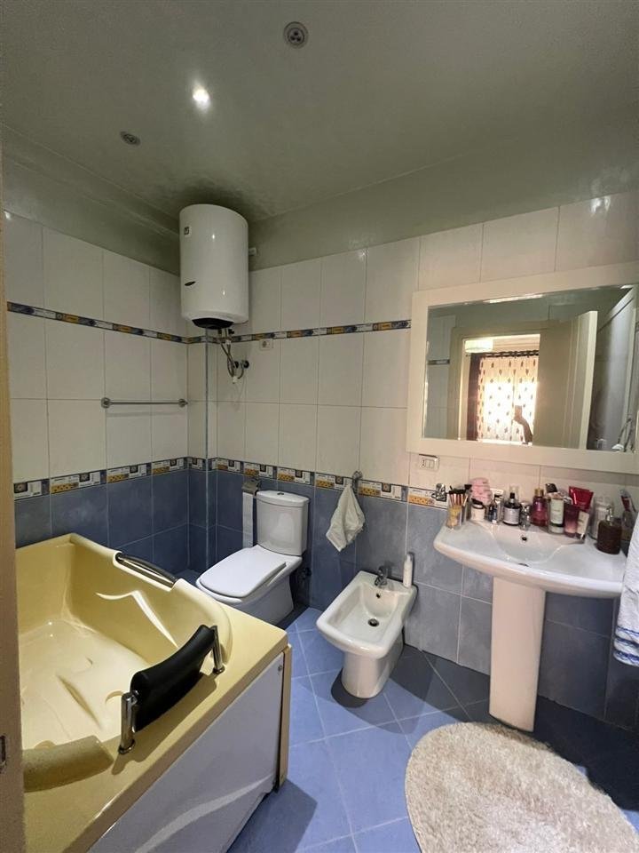 SHITET APARTAMENT 2+1+2 – NGJITUR ME DELIJORGJI, TIRANË