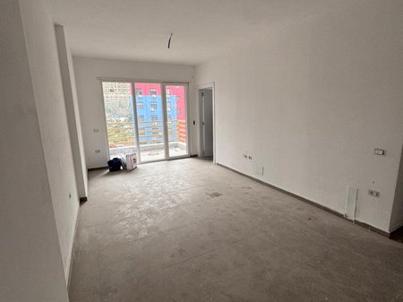 APARTAMENT 1+1 + PARKIM ME QIRA – LAPRAKË (RR. DRITAN HOXHA)