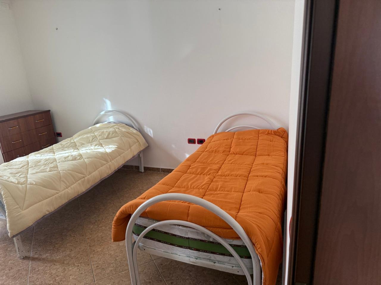 JEPET ME QIRA SHTËPI PRIVATE – ZONA SPITALET, PRANË SPITALIT AMERIKAN 2