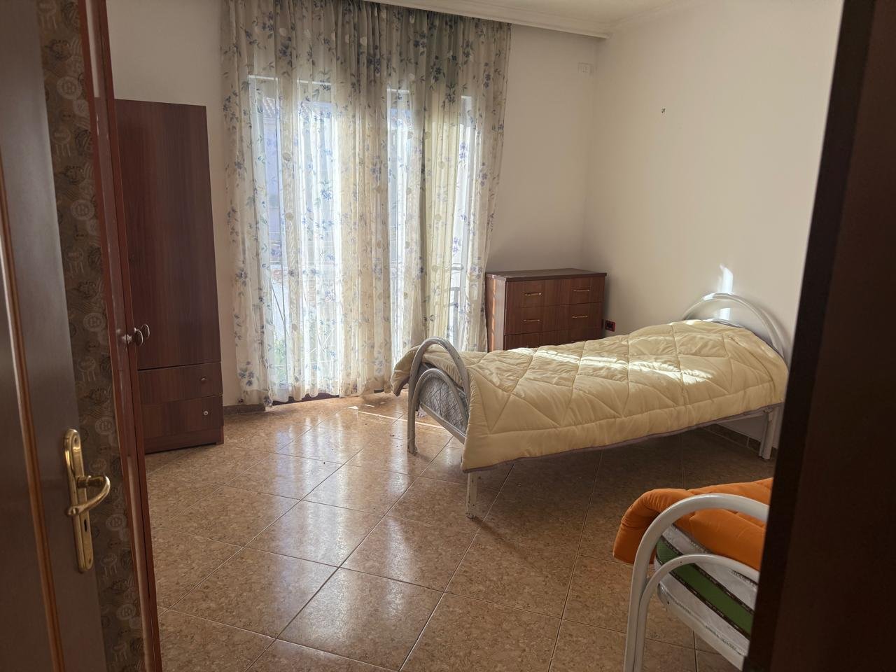 JEPET ME QIRA SHTËPI PRIVATE – ZONA SPITALET, PRANË SPITALIT AMERIKAN 2