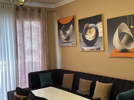 APARTAMENT ME QIRA 1+1 – RRUGA 5 MAJI, PRANË CONCORD CENTER