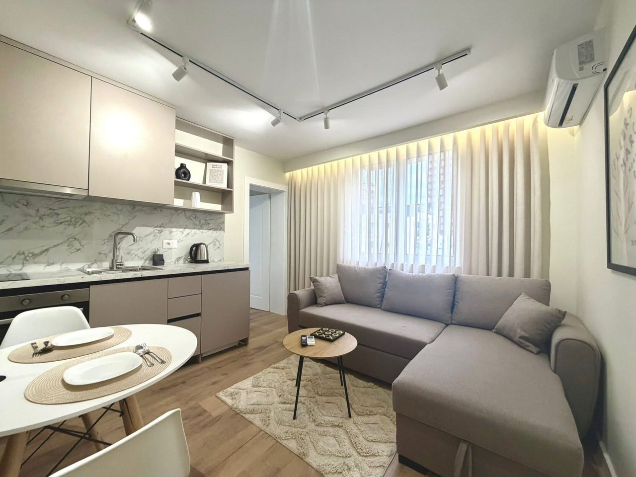 SHITEN 2 APARTAMENTE 1+1 – KRYQËZIMI I 21 DHJETORIT