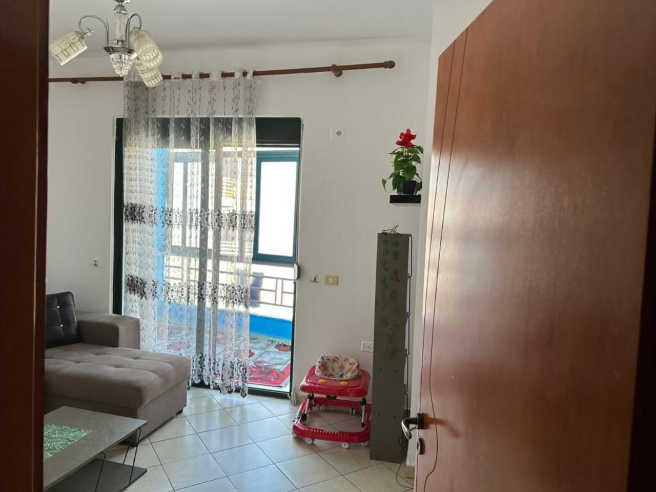APARTAMENT NË SHITJE 1+1 – KOMBINAT, PRANË BIG MARKET