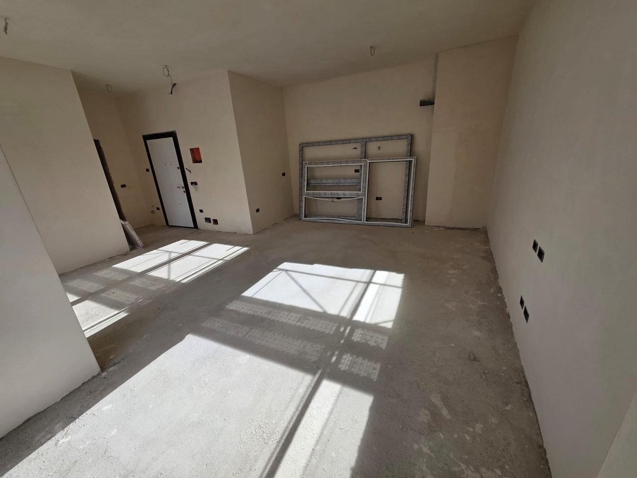 APARTAMENT NË SHITJE 1+1 – ISH FUSHA E AVIACIONIT