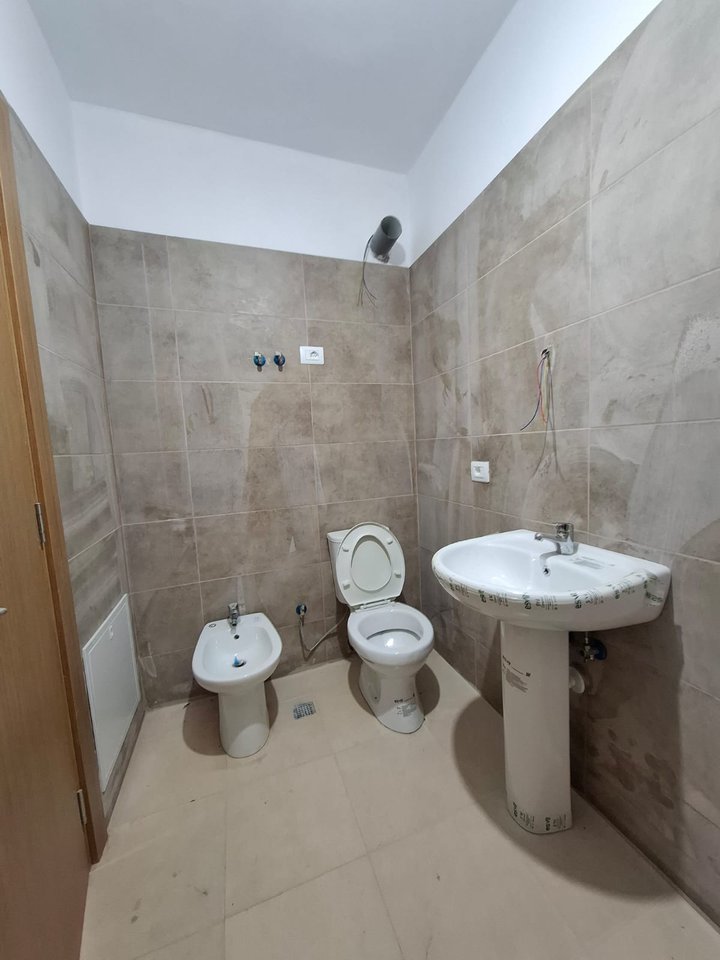 VENDESI APPARTAMENTO 2+1+2+BALCONE – 5 MAGGIO, CONCORD CENTER