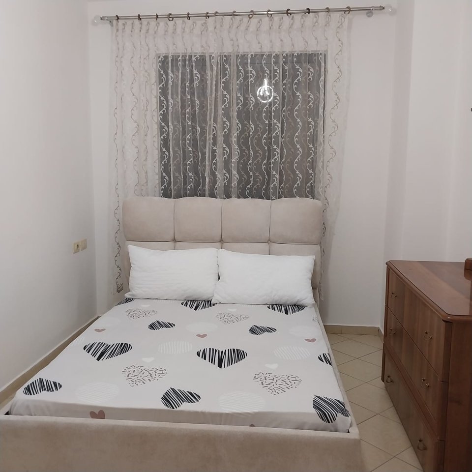 APPARTAMENTO 1+1 IN AFFITTO – ASTIR, BAR XHAMERO

📍 Posizione: Tirana, Astir – Bar Xhamero
🏢 Tipo: Appartamento 1+1
📐 Superficie: 65 m²
🛋️ Disposizione:
• Soggiorno + cucina
• 1 camera da letto
• 1 bagno
🏢 Piano: 2
🛗 Ascensore: Sì
💶 Prezzo: 40.000 lek / mese

📞 Contatti:
+355 69 70 76 668
+355 67 200 63 74

🆔 ID Proprietà: PROIH1953/Z