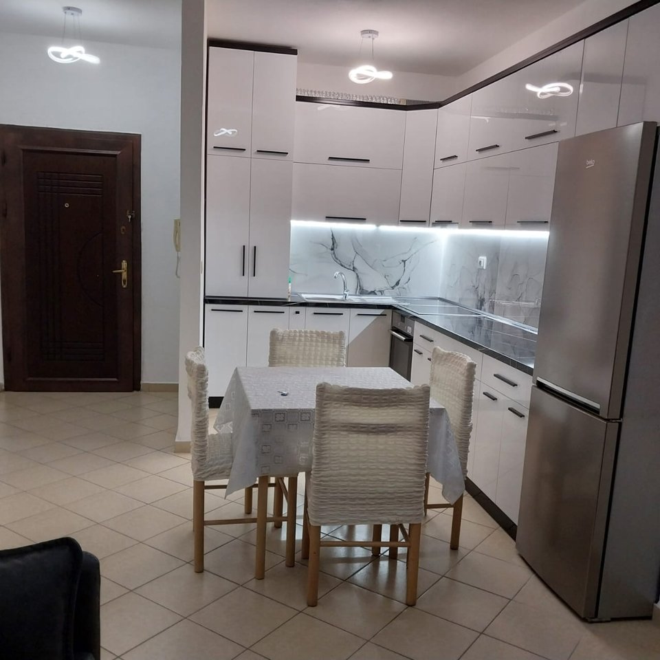 APPARTAMENTO 1+1 IN AFFITTO – ASTIR, BAR XHAMERO

📍 Posizione: Tirana, Astir – Bar Xhamero
🏢 Tipo: Appartamento 1+1
📐 Superficie: 65 m²
🛋️ Disposizione:
• Soggiorno + cucina
• 1 camera da letto
• 1 bagno
🏢 Piano: 2
🛗 Ascensore: Sì
💶 Prezzo: 40.000 lek / mese

📞 Contatti:
+355 69 70 76 668
+355 67 200 63 74

🆔 ID Proprietà: PROIH1953/Z