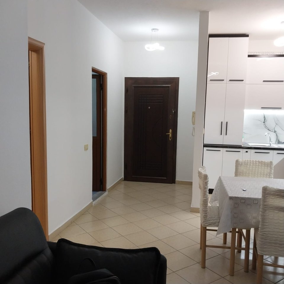 APPARTAMENTO 1+1 IN AFFITTO – ASTIR, BAR XHAMERO

📍 Posizione: Tirana, Astir – Bar Xhamero
🏢 Tipo: Appartamento 1+1
📐 Superficie: 65 m²
🛋️ Disposizione:
• Soggiorno + cucina
• 1 camera da letto
• 1 bagno
🏢 Piano: 2
🛗 Ascensore: Sì
💶 Prezzo: 40.000 lek / mese

📞 Contatti:
+355 69 70 76 668
+355 67 200 63 74

🆔 ID Proprietà: PROIH1953/Z