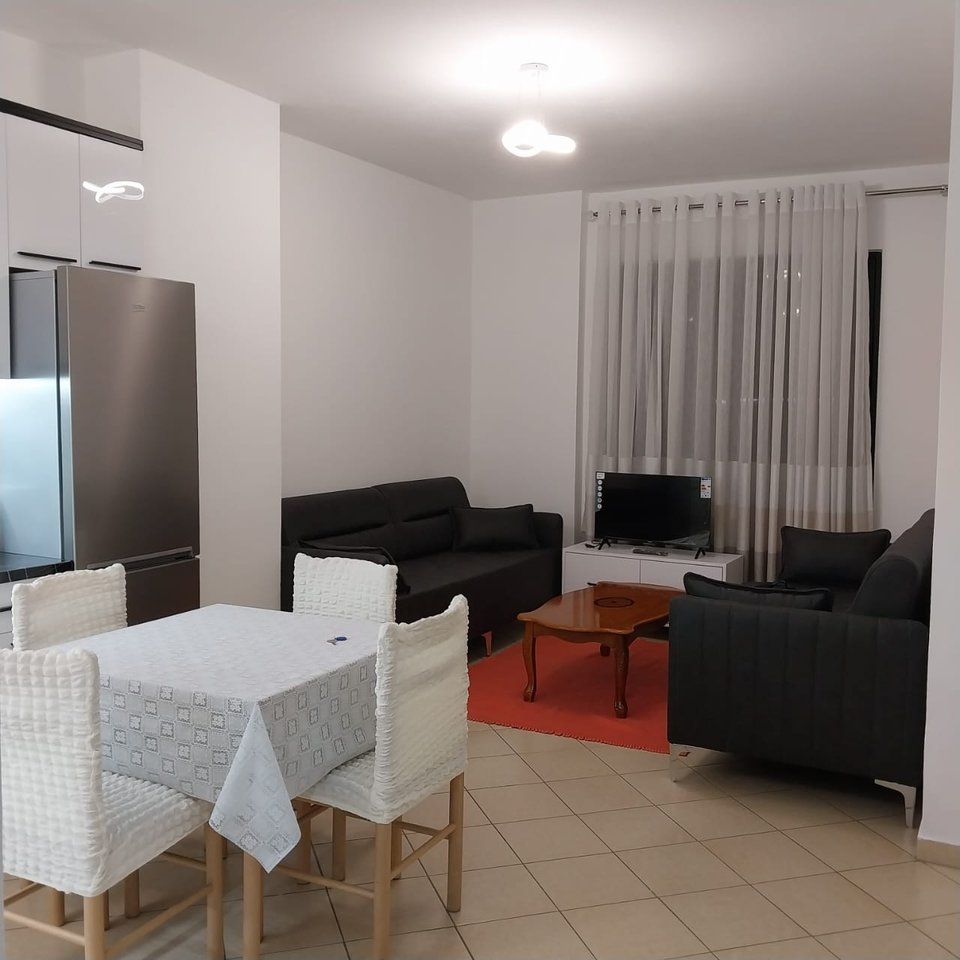 APPARTAMENTO 1+1 IN AFFITTO – ASTIR, BAR XHAMERO

📍 Posizione: Tirana, Astir – Bar Xhamero
🏢 Tipo: Appartamento 1+1
📐 Superficie: 65 m²
🛋️ Disposizione:
• Soggiorno + cucina
• 1 camera da letto
• 1 bagno
🏢 Piano: 2
🛗 Ascensore: Sì
💶 Prezzo: 40.000 lek / mese

📞 Contatti:
+355 69 70 76 668
+355 67 200 63 74

🆔 ID Proprietà: PROIH1953/Z