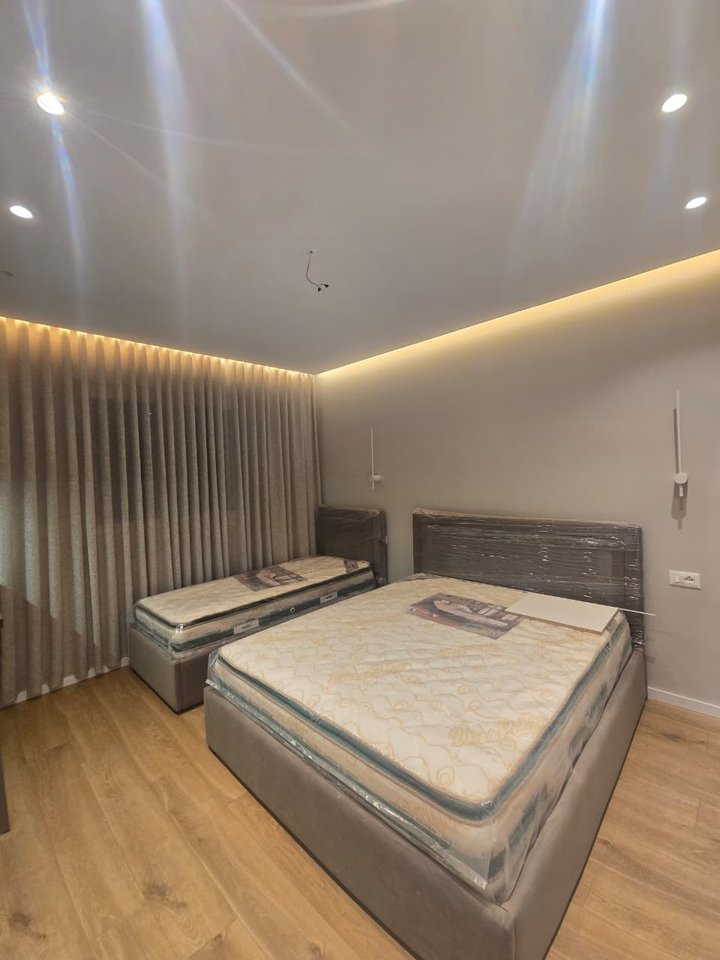 JEPET ME QIRA GARSONIERE –  BRRYLI