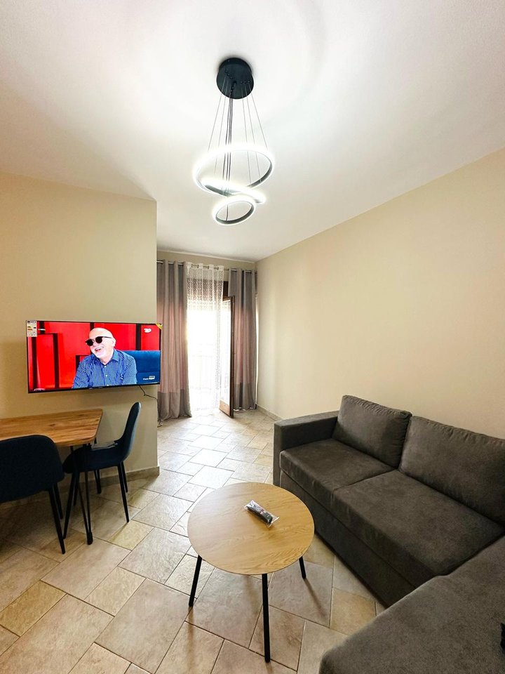 APARTAMENT 1+1 ME QIRA – QENDËR, RRUGA KOSTANDIN KRISTOFORIDHI