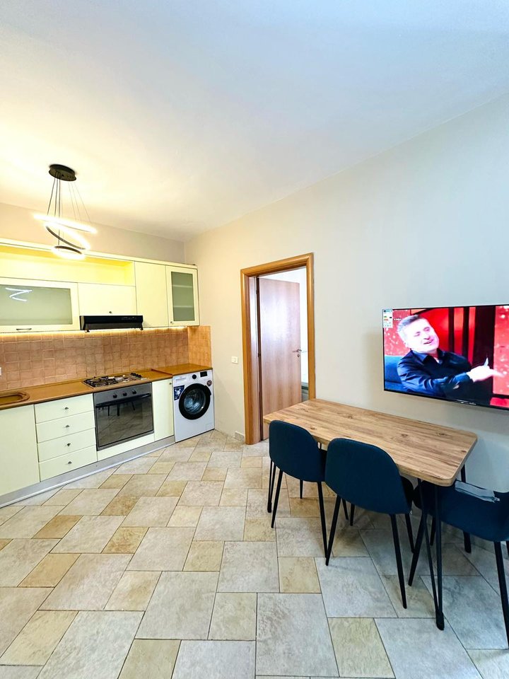 APARTAMENT 1+1 ME QIRA – QENDËR, RRUGA KOSTANDIN KRISTOFORIDHI