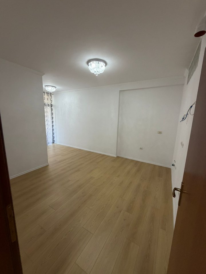 APARTAMENT NË SHITJE 1+1 – FRESK, RR. THESARIT