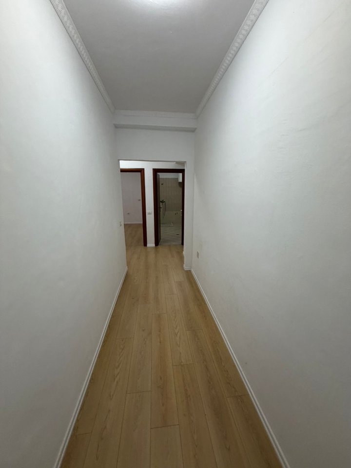 APARTAMENT NË SHITJE 1+1 – FRESK, RR. THESARIT